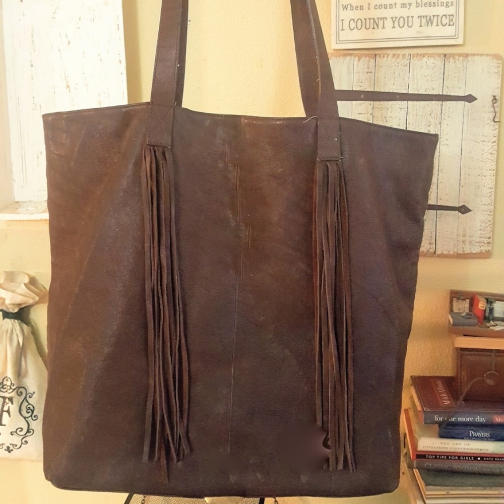 Classy Joie leather fringed shoulder tote